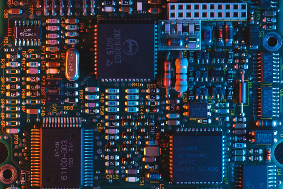 embedded development card with memory and microcontroller